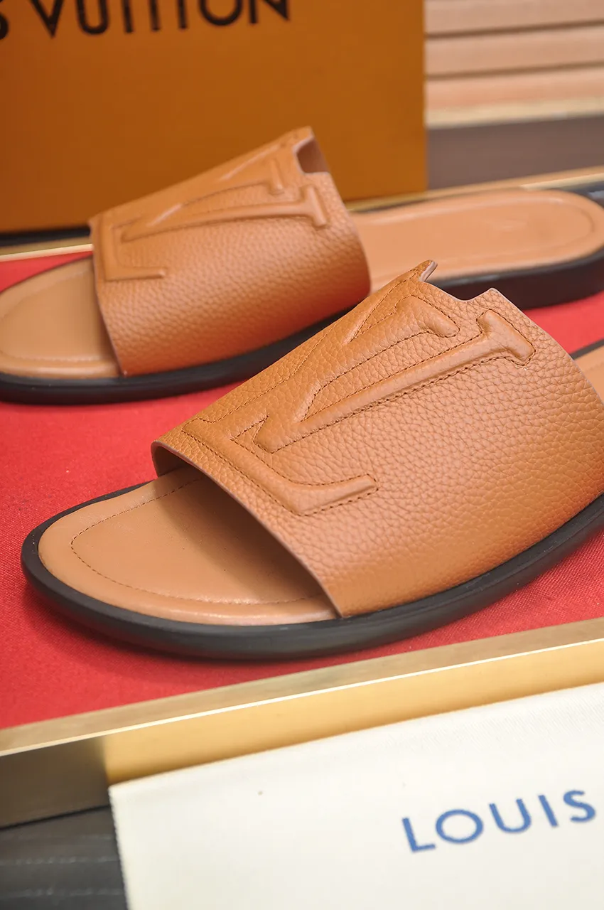 Men's men's shoes 💰340💶 [Louis Vuitton LV slippers] (high-end cowhide) counter 1:1 fashion style, a must-have for summer! The designer used LV’s iconic outsole. The original simple slippers instantly become fashionable! The upper is made of flexible special cowhide leather straps alternately, and the workmanship is exquisite! A must-have for stylish men in summer, size 38-46 (45 46 customized)